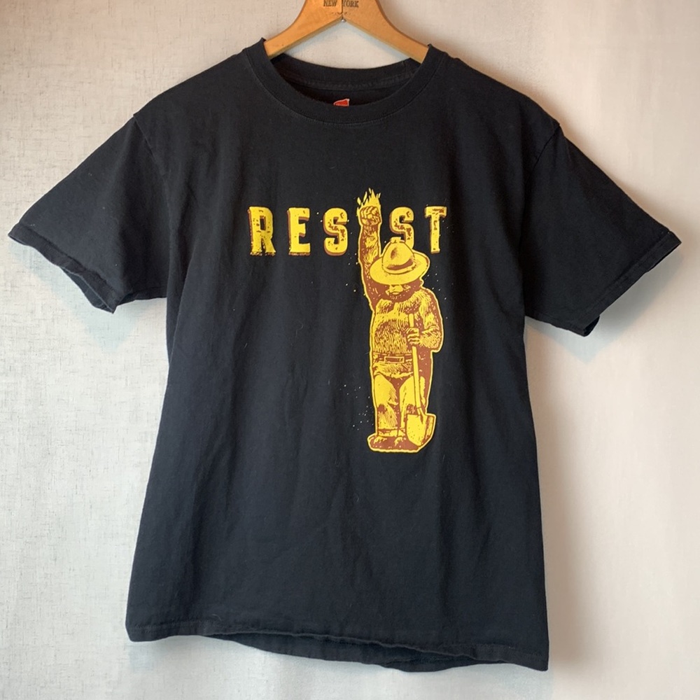 Smokey The Bear RESIST T-Shirt Size Medium